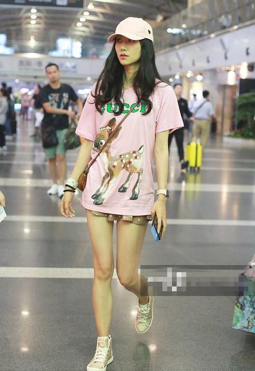 韩雪真豁得出去，短裙都要和上衣一边齐了，她转身的瞬间我沉默了