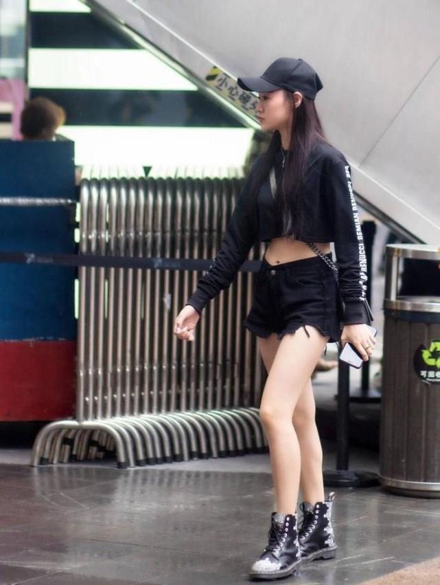 街拍：极具性感的小姐姐，给你带来不一样的视觉效果