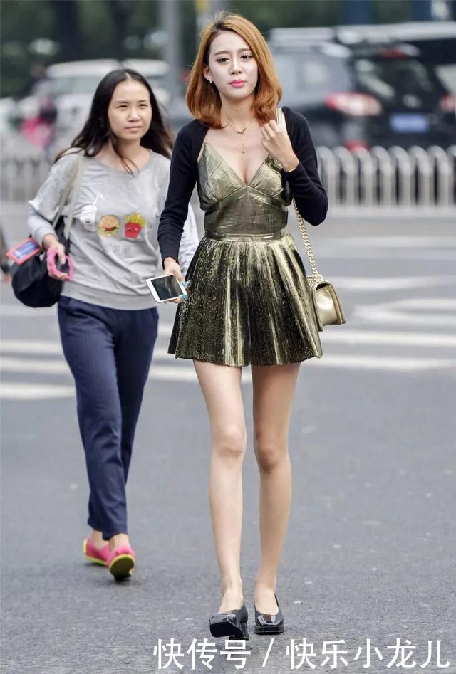 「女性」街拍:金色吊带裙配平底鞋,时尚感十足的look