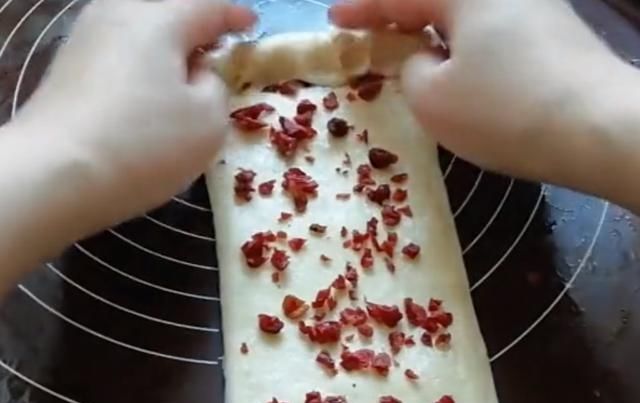  柔软■家庭版手撕面包，不用烤箱，不用揉出膜，做出的面包柔软又拉丝！