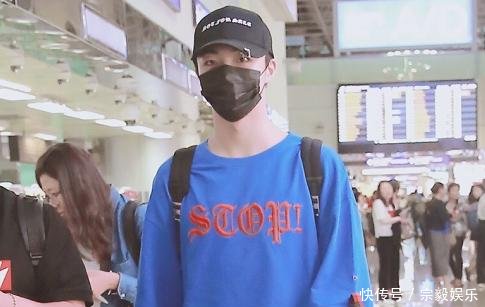 王俊凯、陈立农穿“破洞裤”现机场，谁是“两米”大长腿一目了然