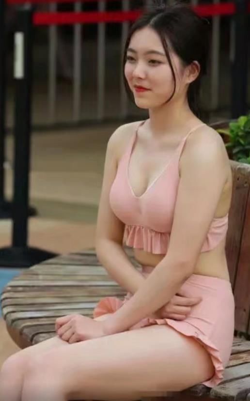 公园时尚少妇大秀身材，丰满上围，粉色短裤秀出玲珑臀线十分吸睛