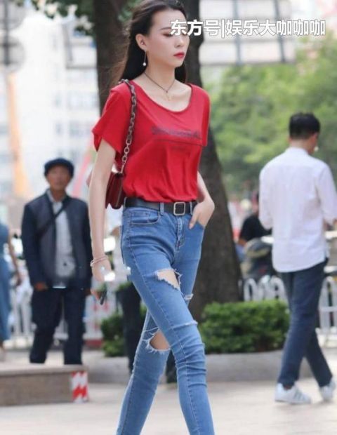 『女人味』街拍:面带微笑的美女,一件拼接的连衣裙,时尚清新女人味