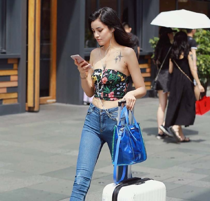 三里屯街拍:小姐姐肤白貌美大长腿,穿衣时尚潮流,让人过目不忘