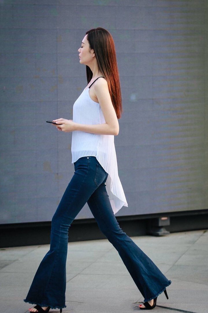 白色吊带衣配紧身牛仔裤,这个小姐姐,优雅又迷人!