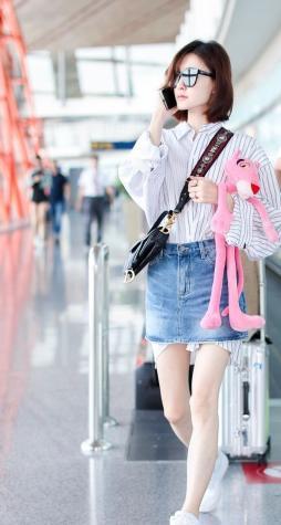 王丽坤尴尬了，衬衫从裙子底下露出来，网友：穿林更新的衣服了？