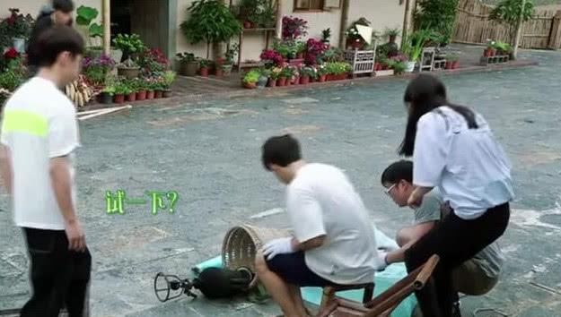 杨颖因假吃上热搜，彭昱畅转发官博声明，网友：彭彭要像何老师学