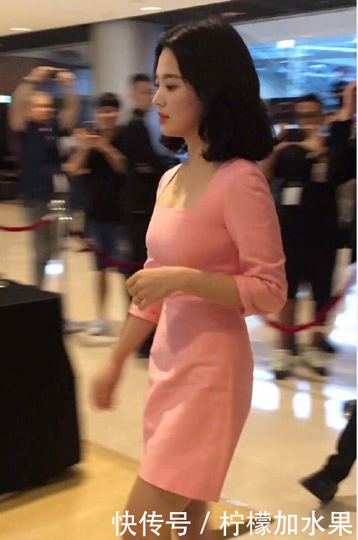 看宋慧乔穿粉色短裙，再看热巴，终于明白知性与甜美的区别有多大
