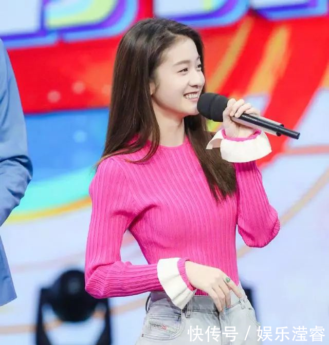 初恋脸张雪迎已经长大，背带裤清新可人的她浓妆更惊艳！