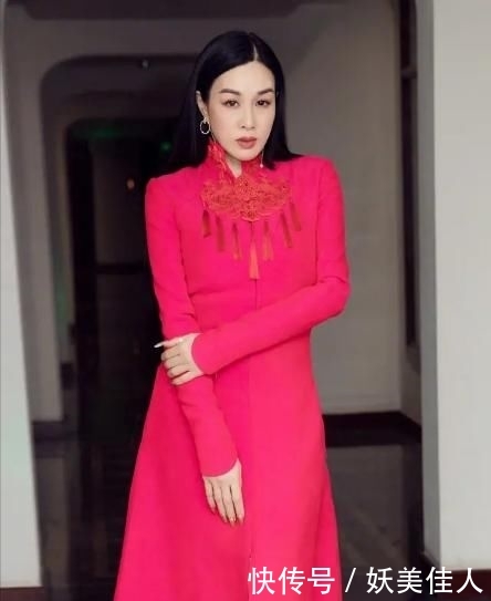 # 机场穿搭#穿紧身内搭配运动裤，为备孕猛涨到160斤，钟丽缇真的豁出去了