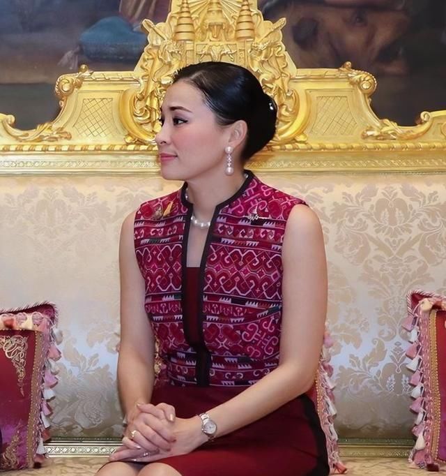  『自晒』泰国王后真聪明！结婚周年自晒卑微照