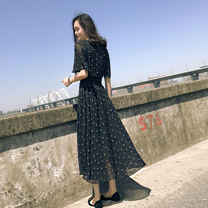 外出旅游，一定要备一件“勾魂裙”，显身材又性感，让人神魂颠倒