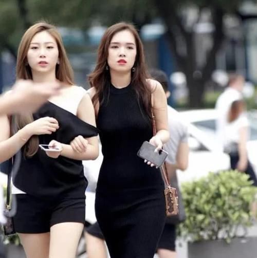  『女人味』养眼女神街拍：肤如凝脂的美女，一件黄色外套配黑色短裙，时尚魅力女人味