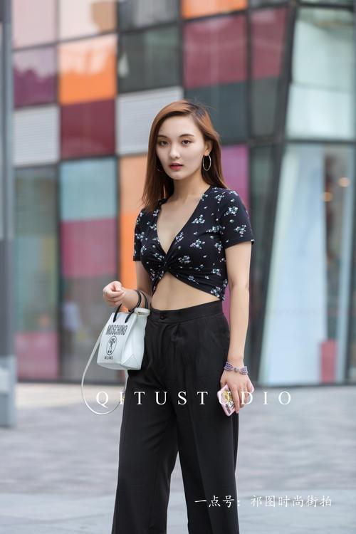 三里屯街拍：个性时尚性感魅力的小姐姐，大家喜欢么？