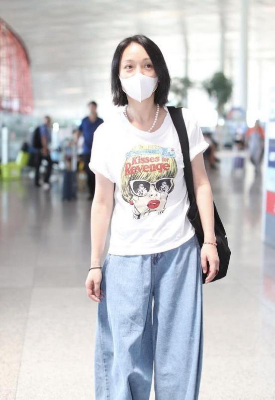 本以为43岁周迅的穿搭够随性了，但看到42岁马伊琍的，我沉默了！