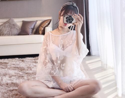 身材真好啊！比基尼美女，展现纤细曼妙的身段，秀出白皙的皮肤！