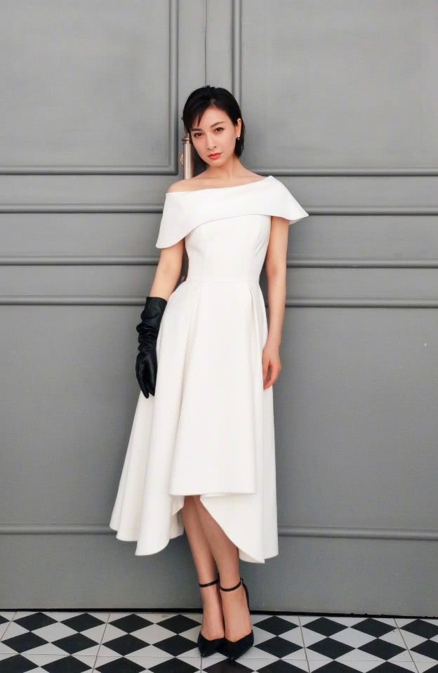 孙俪穿露肩裙撞衫吴昕,两人都是35岁,“东北赫本”居然输了?