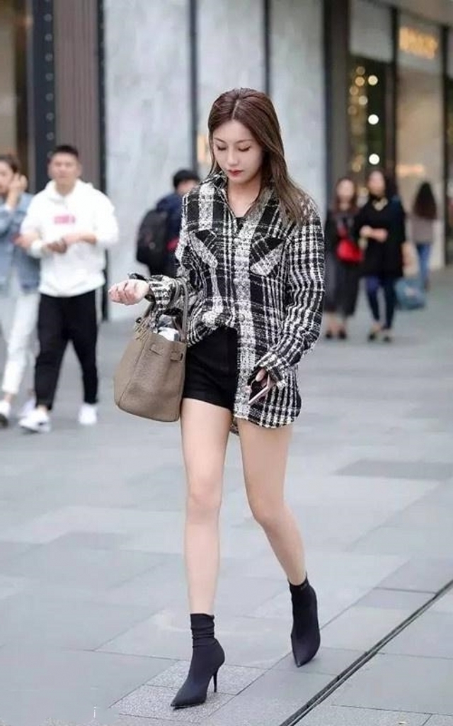  『秀丽』路人街拍，小姐姐穿酒红色的吊带连衣裙，看起来十分秀丽
