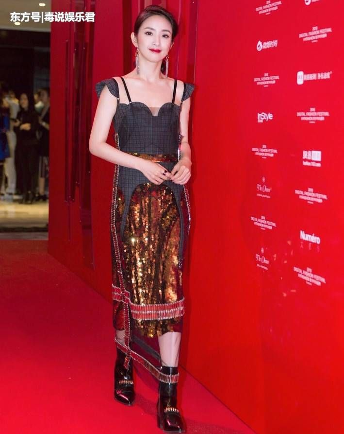 林依晨像是穿了套泳衣，裙子还是舞厅风的，终于相信你35岁了!