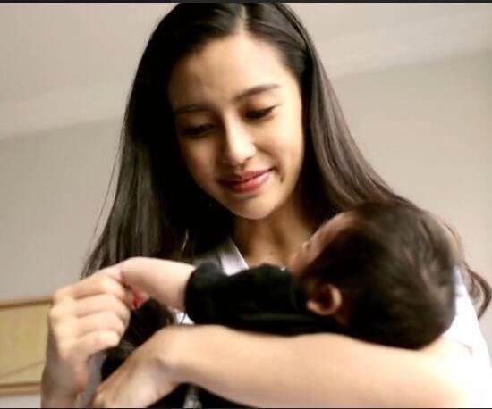 杨颖人设崩塌?餐厅耍大牌威胁顾客删除照片,黄晓明:绝对是谣言