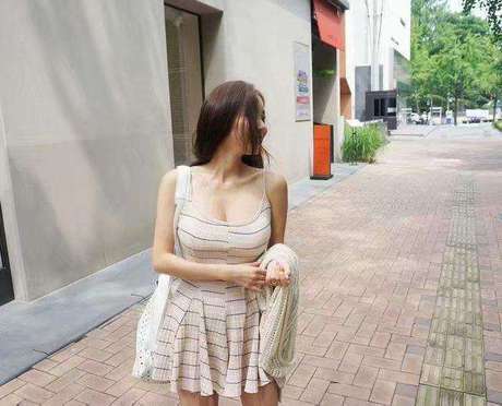 街拍时尚: 气质女神吊带连衣裙, 充满仙气的穿搭, 走街上吸睛无数