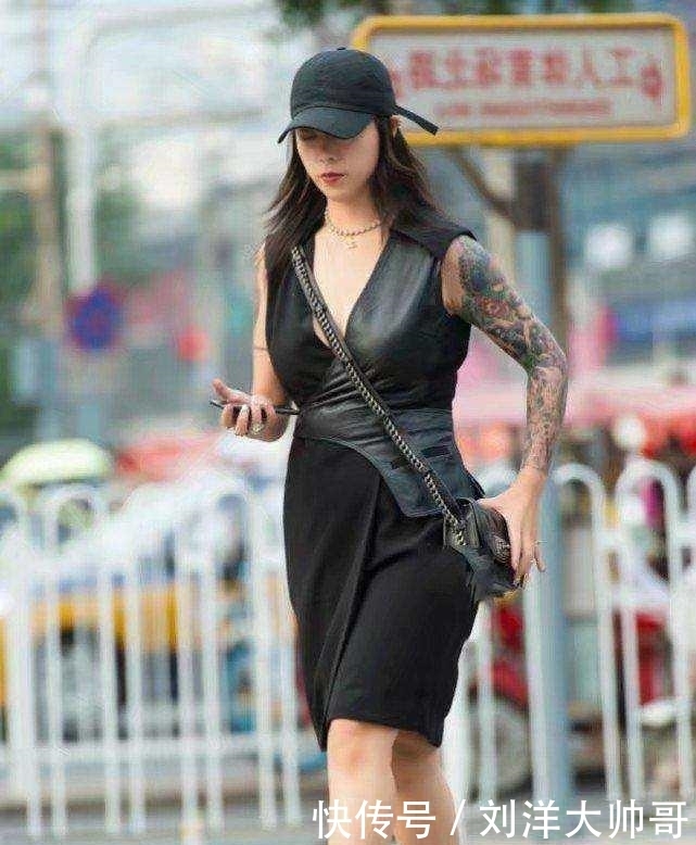  「姐姐」美女街拍：身材丰腴的大姐姐，吊带裙的穿搭，潮流范十足！