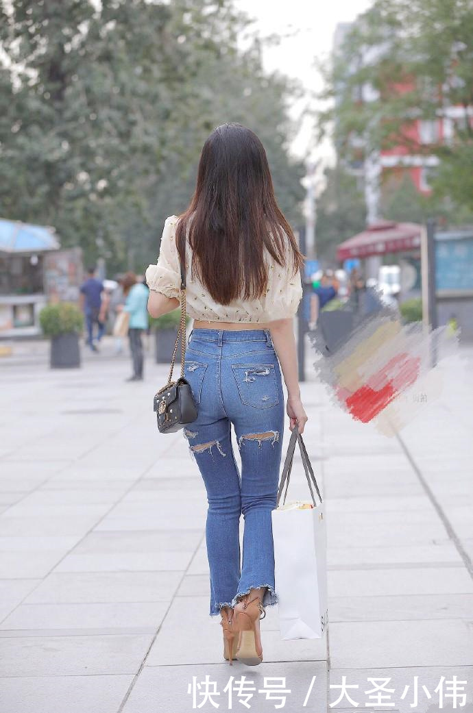 『美女』街拍美女:小姐姐穿牛仔裤后把腿部的线条以及身材上优势体面出来