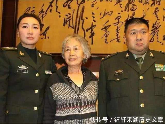 机要秘书张玉凤与李敏、李讷、毛新宇的合影照，晚年的她气质优雅