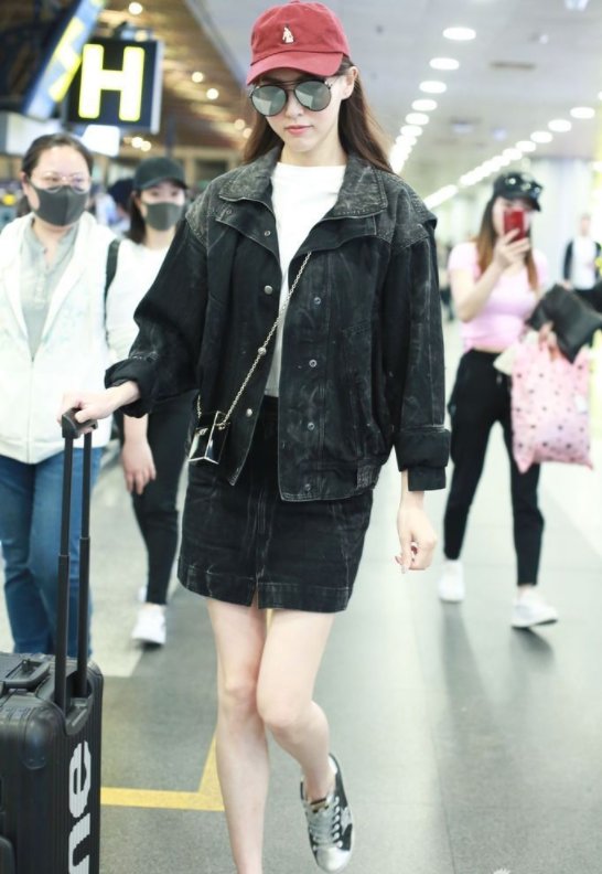 唐嫣身穿牛仔短裙露出细长麻杆腿，网友:不热吗?