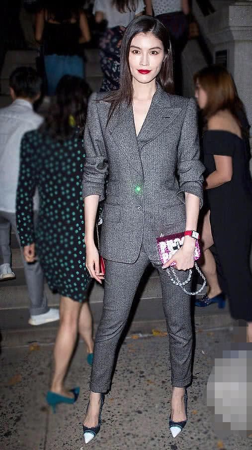 没想到何穗脚这么小!竟然连“圆规鞋”都可以穿下，不会挤脚吗