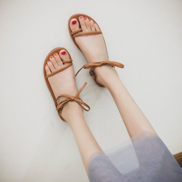 拖鞋虽然方便，但不够正式，选一款时尚简约的凉鞋吧