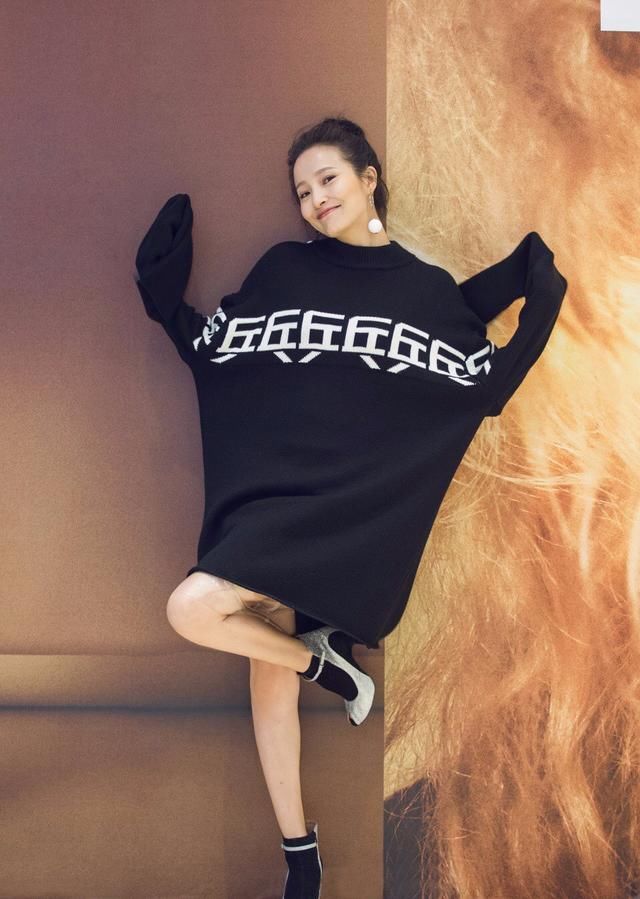 《甄嬛传》中的剪秋姑姑,换上现代装性感十足,网友直呼认不出