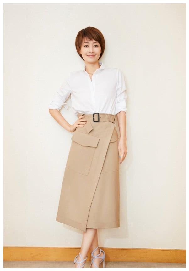 马伊琍衣品越来越好了，穿普通白裙高贵似女神，脚上高跟鞋更是亮