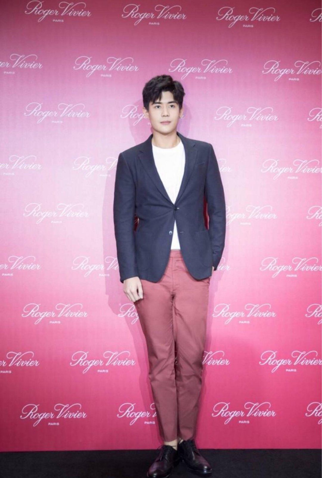 听说于济玮这次又帅气了，只因西装搭配红裤子，搭配够大胆