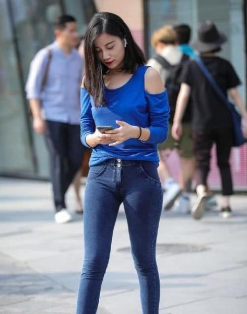  『气质』街拍：姿色天然的美女，一条黑色的连衣裙，美丽大方气质