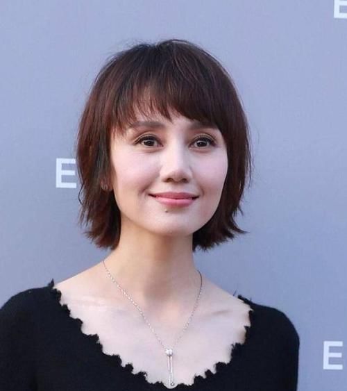  『女人』50岁女人别被这3款“阿姨短发”迷惑，俗气又显老，剪错变大妈