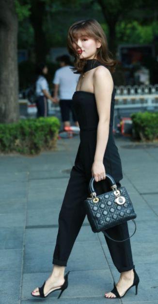 街拍:小姐姐这一身长裙,简直像仙女下凡一样,美丽至极