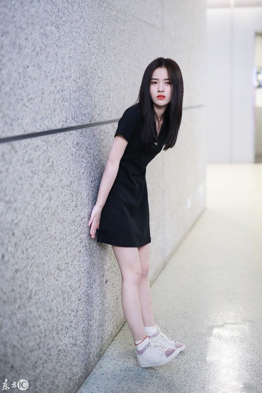 鞠婧祎现身机场，肤色美白抢镜夺目