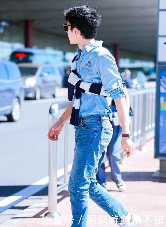 井柏然分手后的机场照,把毛衣系成“包袱”,这种时尚让人叹服!