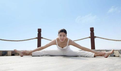 紧身打底裤：凹凸丰满的美女，轻松秀出S形曲线，很招人喜爱！