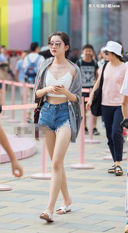 炎炎夏日穿低胸装的美女们，都是对自己身材有自豪感有勇气的