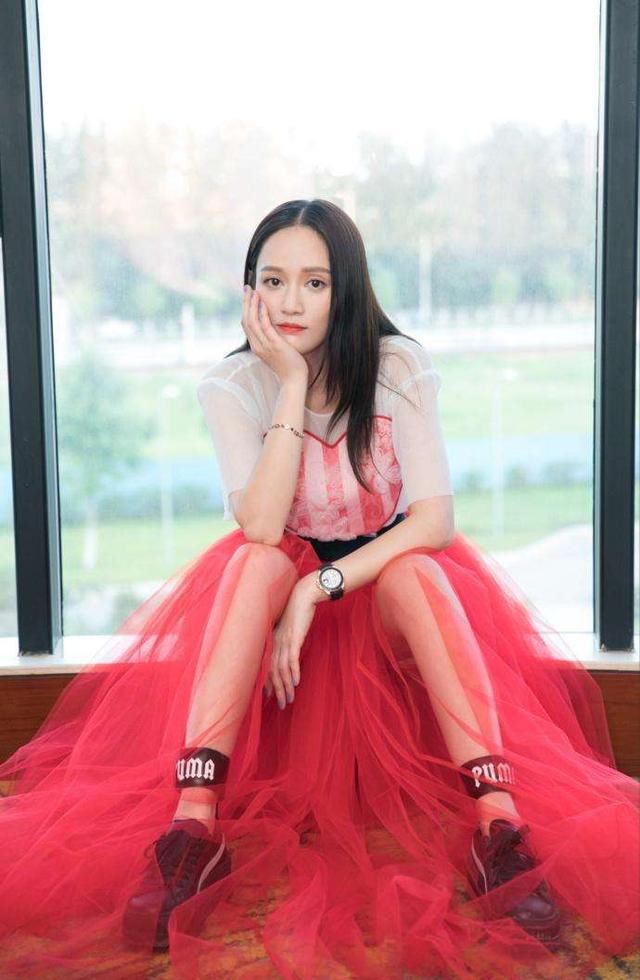 陈乔恩胆真肥，为了秀腿整条半身裙都是薄纱，网友:一般人不敢穿