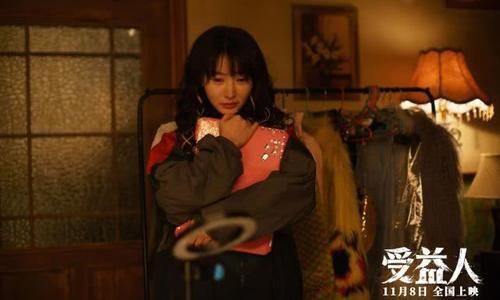 『柳岩』大鹏和柳岩合作多年相安无事看到大鹏妻子的长相,怪不得没绯闻