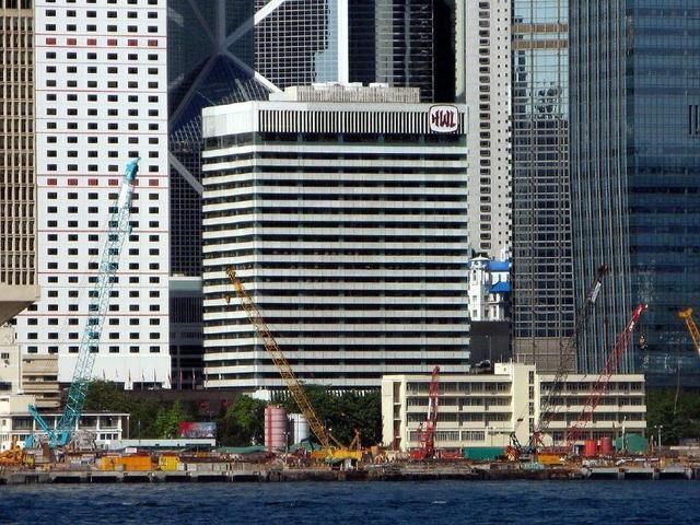 后李嘉诚时代：他继承了李家9000亿帝国，两笔生意就花了近千