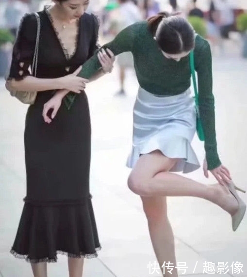  『女人味』街拍：身穿露肩白色时尚款连衣裙，秀出雪白的香肩，具有非常性感的女人味