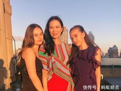 「合照」社交女王邓文迪,晒出女儿们的合照,16岁小女儿最像默多克