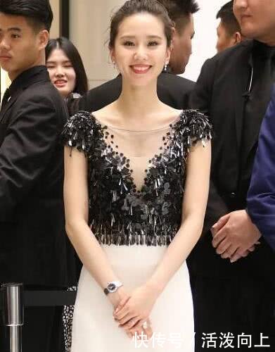 刘诗诗穿深V长裙现身, 却加一件背心防走光, 吴奇隆管得太严
