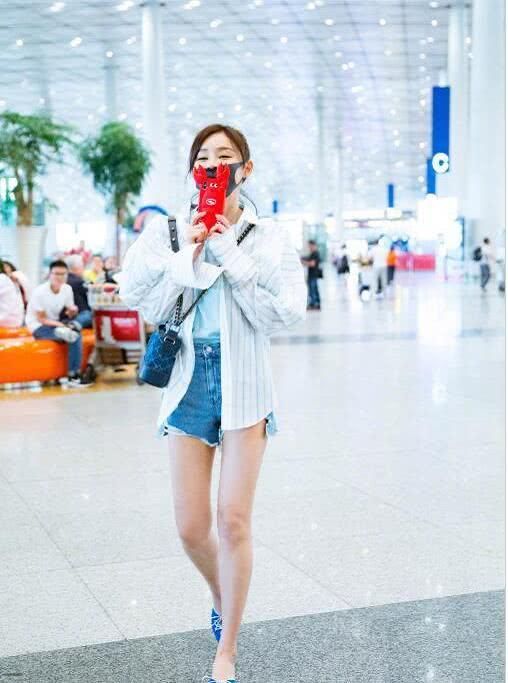 袁姗姗穿拼接“裤裙”现身，撞衫佟丽娅，网友吐槽：一个比一个丑