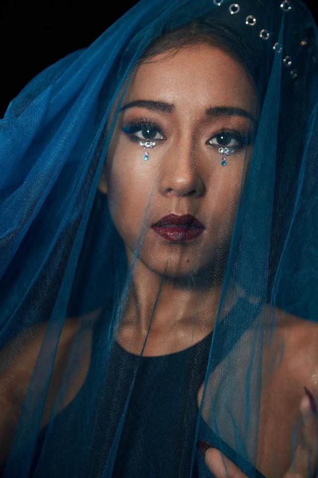 范冰冰的滴泪妆够美了，直到看见吉克隽逸的镶钻妆，网友:我服!