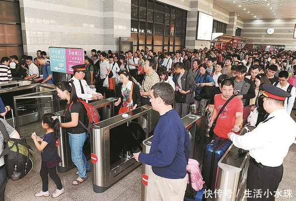 外国人乘中国高铁怨票太贵，被小孩一段话说的面容羞愧，想下车